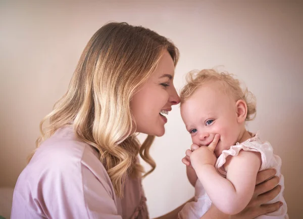 Nulla può sostituire questa sensazione. Girato di una giovane donna che si lega con la sua bambina a casa. — Foto Stock