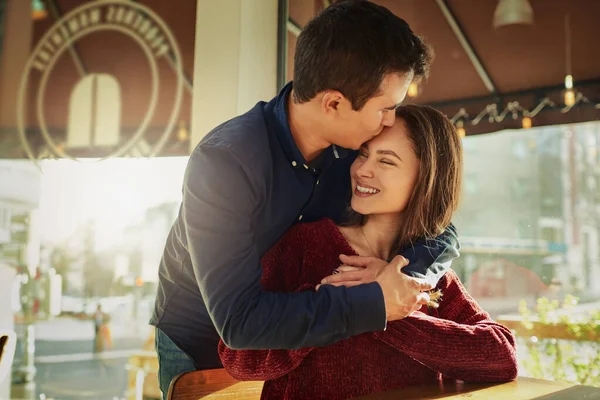 Kyssarna som känns som hemma. Skjuten av en ung man och kvinna på en romantisk dejt på ett kafé. — Stockfoto