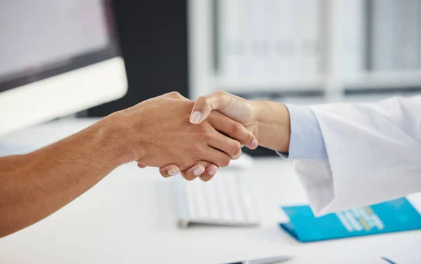 E 'sempre un piacere. Colpo ritagliato di un medico irriconoscibile che stringe la mano al paziente durante un consulto in clinica. — Foto Stock