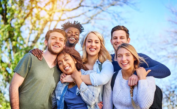 Vår favorittid på college, hängandes med besättningen. Porträtt av en grupp olika studenter som umgås utanför campus. — Stockfoto