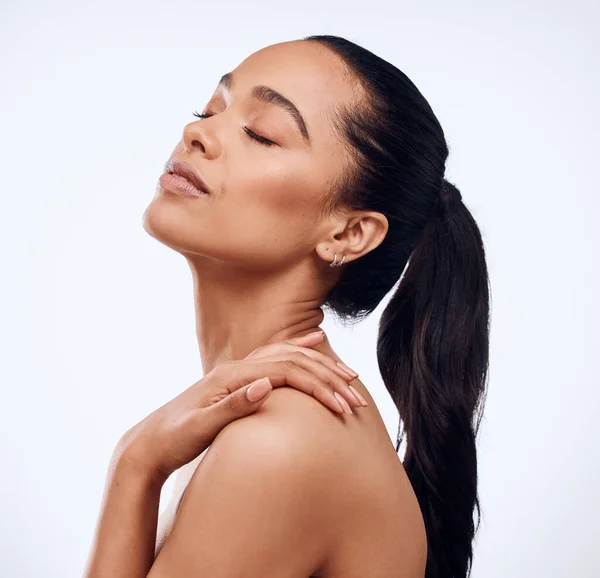 Ze heeft dat haar stromend, huid gloeiende soort vibe. Studio shot van een mooie jonge vrouw poseren tegen een grijze achtergrond. — Stockfoto