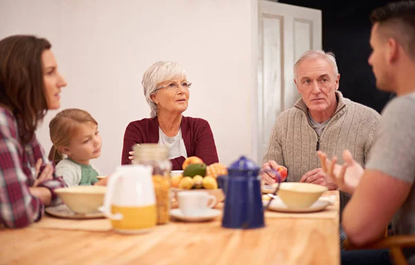 Ligação ao pequeno-almoço. Tiro de uma família multi-geracional desfrutando de café da manhã juntos na cozinha. — Fotografia de Stock