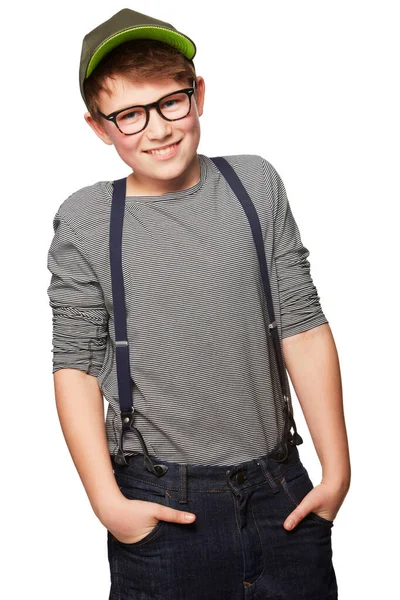 Nerdy je novej frajer. Mladý chlapec v klobouku a brýlích. — Stock fotografie