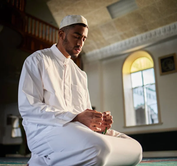 We moeten bidden in tijden van veiligheid. Schot van een jonge moslim man biddend in een moskee. — Stockfoto