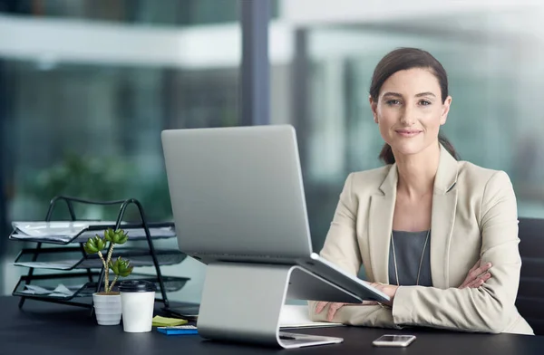 Tevredenheid loont. Portret van een professionele zakenvrouw met behulp van een laptop aan haar bureau. — Stockfoto
