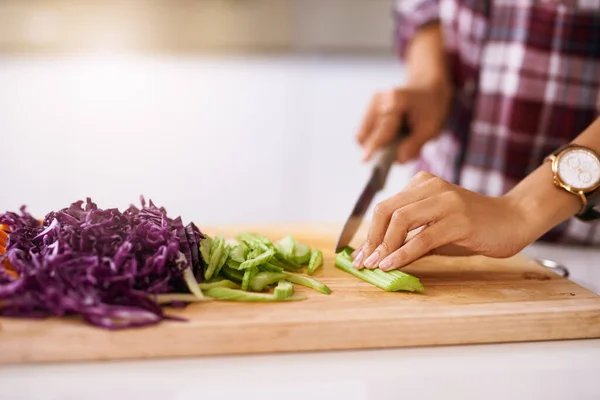 Preparando las verduras para la comida. Recorte de una mujer irreconocible cortando verduras en la cocina en casa. —  Fotos de Stock