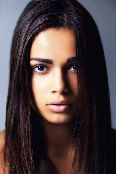 Haar schoonheid is natuurlijk. Opname van een mooie jonge vrouw in de studio. — Stockfoto