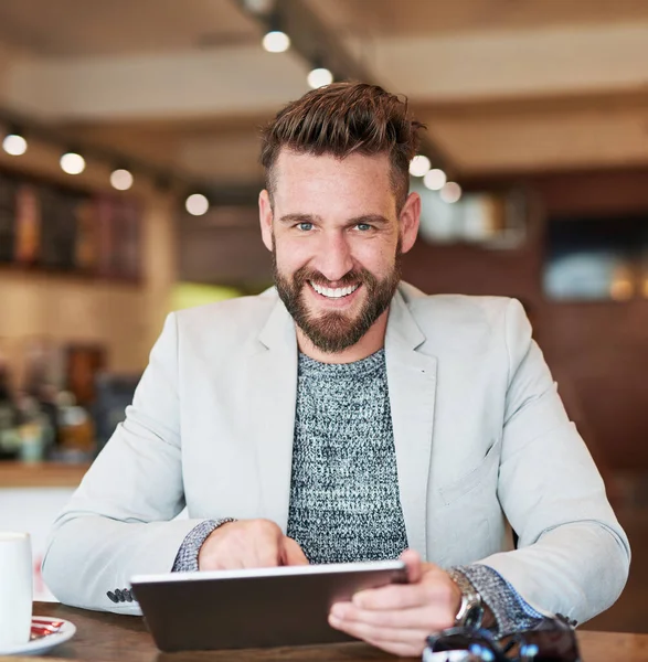 Es una herramienta para el éxito. Retrato recortado de un hombre de negocios moderno usando su tableta digital en una cafetería. — Foto de Stock