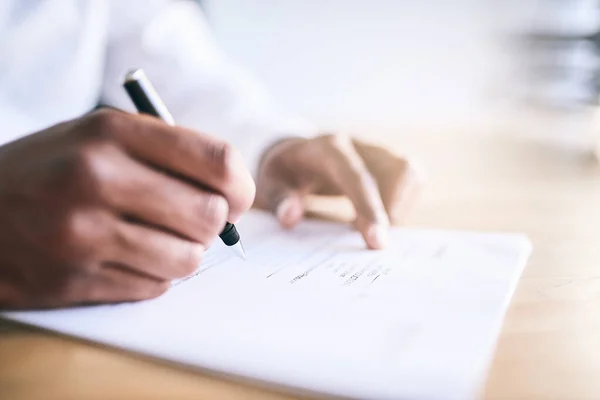 ¿Debo firmar aquí? Fotografía de una persona de negocios irreconocible firmando un documento. — Foto de Stock