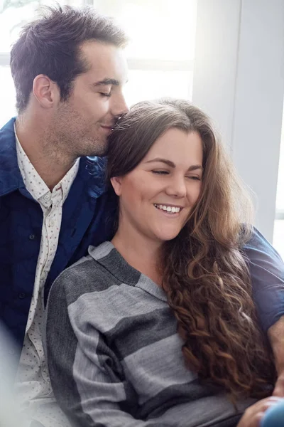 Hai un profumo fantastico, amore mio. Girato di un giovane uomo che annusa i capelli delle sue amiche mentre si rilassano a casa insieme. — Foto Stock