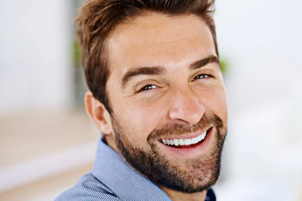 Levens vol redenen om te lachen. Portret van een lachende man in zijn huis. — Stockfoto