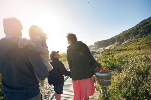 Convierte cualquier paseo en un paseo por la naturaleza. Recorte de una familia de cuatro personas que pasan el día al aire libre. — Foto de Stock