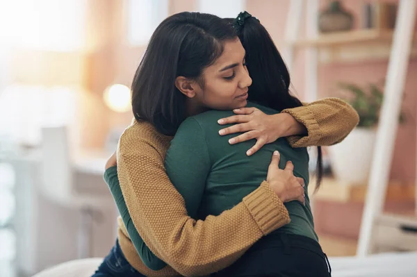 Ich werde immer hier sein, um sie zu unterstützen. Schnappschuss von zwei jungen Frauen, die sich zu Hause umarmen. — Stockfoto