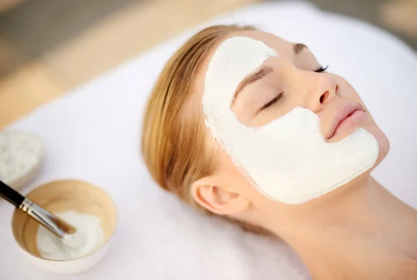 Disfrute de una máscara de limpieza profunda. Tiro de una mujer joven recibiendo un facial en un spa. — Foto de Stock