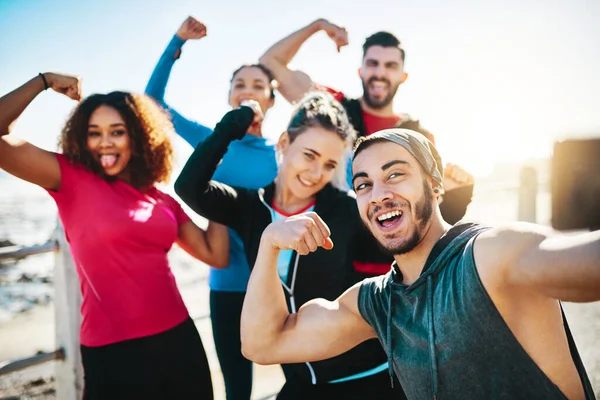 Sıkı çalışmamız bir özçekimi hak ediyor. Gezinti güvertesinde koşarken bir fitness grubunun selfie çekerken çekilmiş görüntüsü.. — Stok fotoğraf