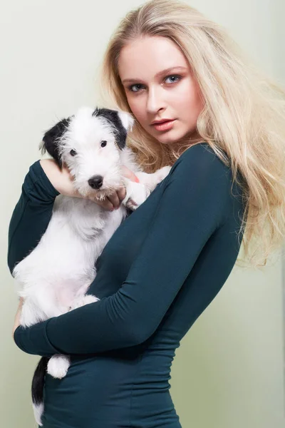 Poser avec son amie préférée. Portrait d'une magnifique jeune femme tenant son adorable chien. — Photo