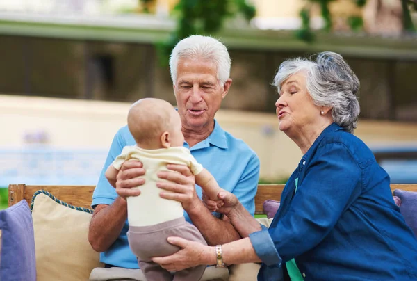 Wnuki ukończyły kółko życia. Przycięte ujęcie pary seniorów spędzającej czas z wnukiem. — Zdjęcie stockowe