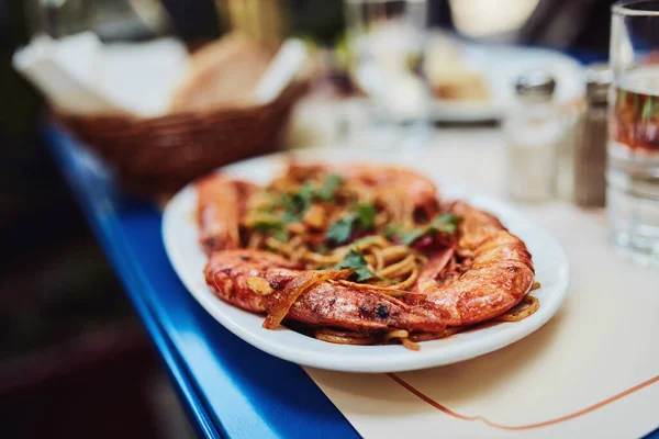 Boa comida vale a pena. Tiro cortado de um delicioso prato de camarão sendo servido em um restaurante. — Fotografia de Stock