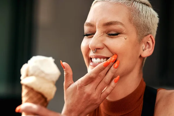 Das schmerzte meine Zähne. Schnappschuss einer jungen Frau, die im Freien eine Eistüte genießt. — Stockfoto