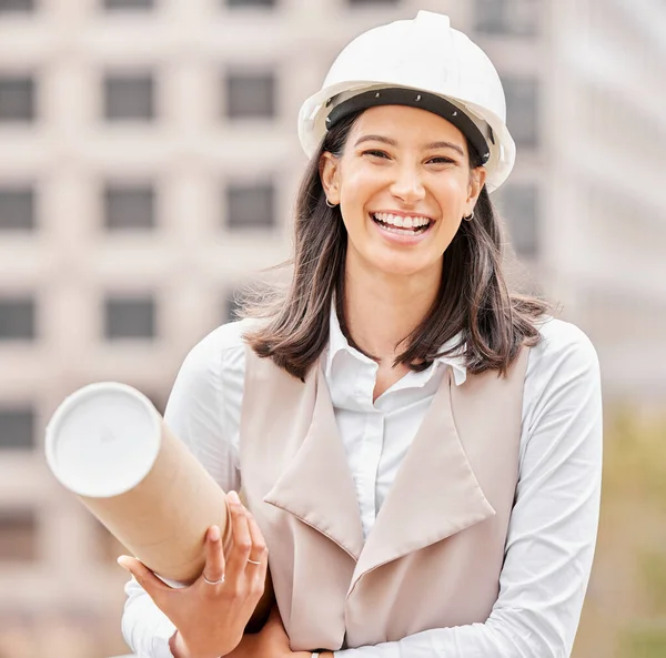 Ik heb de plannen onder controle. Gesneden portret van een aantrekkelijke jonge vrouwelijke ingenieur met blauwdrukken op een bouwplaats. — Stockfoto