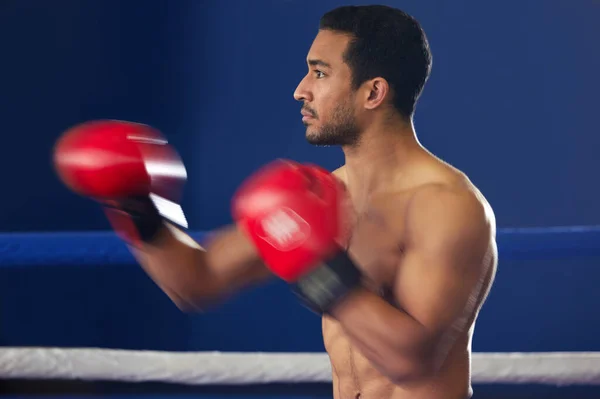 Hızı ve gücü var. Genç ve yakışıklı bir erkek boksörün ringdeki bir dövüşte hızla saldırması.. — Stok fotoğraf