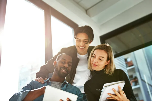 Brainstorming eenvoudig gemaakt met draadloze technologie. Een foto van een groep jonge zakenmensen die brainstormden met een tablet op kantoor.. — Stockfoto