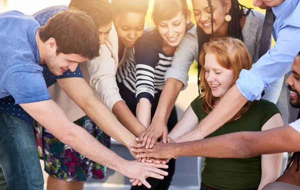 El equipo está de buen humor. Un disparo de un grupo de personas poniendo sus manos juntas. —  Fotos de Stock