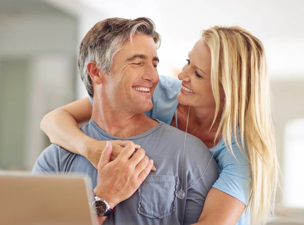 ¿Has vuelto a olvidar la contraseña? Foto de una feliz pareja madura usando un portátil en casa. —  Fotos de Stock