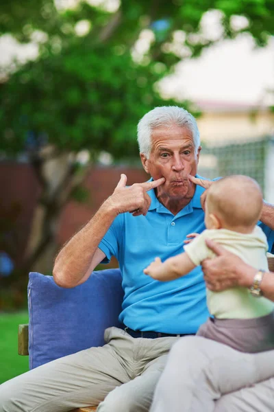 Leva um minuto para parares e jogares. Tiro de um homem idoso brincando com seu neto. — Fotografia de Stock