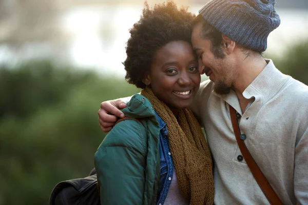 Vita universitaria. Colpo ritagliato di una giovane coppia affettuosa nel campus. — Foto Stock