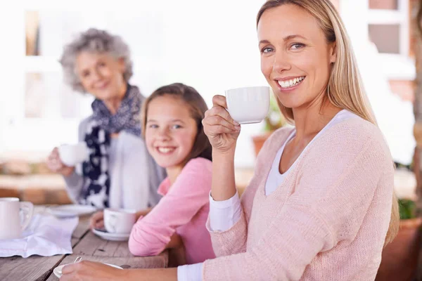 Só para raparigas. Tiro de três gerações da mulher das mulheres de uma família que toma chá do lado de fora. — Fotografia de Stock