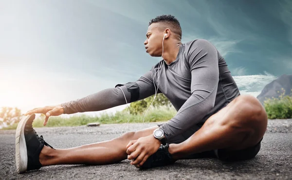 Vos muscles doivent d'abord se réveiller. Prise de vue d'un jeune homme sportif faisant de l'exercice en plein air. — Photo