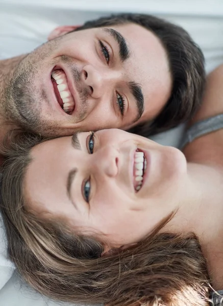 Nejlepší přátelé, milenci a spřízněné duše. Portrét šťastného mladého páru relaxujícího společně na posteli doma. — Stock fotografie