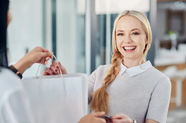 Vždycky jsem šťastný, když jsem dostal dobrou nabídku. Vystřižený záběr mladé ženy, která nakupuje v obchodě s oblečením. — Stock fotografie