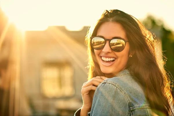 Lachen geïnspireerd door de zomer. Portret van een gelukkige en aantrekkelijke jonge vrouw buiten. — Stockfoto