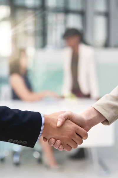Criando relacionamentos comerciais duradouros. Tiro de empresários apertando as mãos em um escritório. — Fotografia de Stock