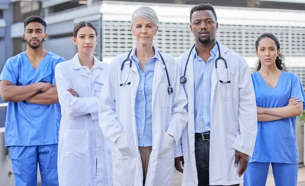 Non c'e 'una malattia che non possiamo curare. Girato di un gruppo di medici in piedi su uno sfondo della città. — Foto Stock