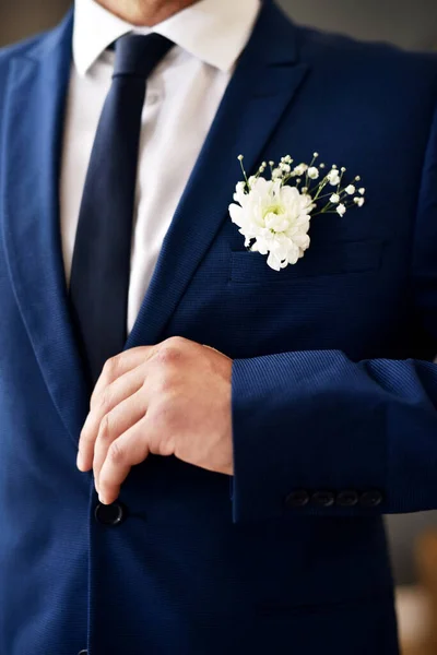 Vestita per l'occasione. Girato di uno sposo irriconoscibile ed elegante il giorno del suo matrimonio. — Foto Stock