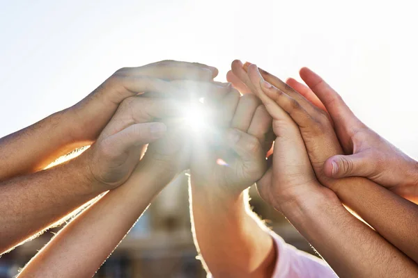 Positive Partnerschaften. Aufnahme einer Gruppe von Händen, die sich aneinander klammern. — Stockfoto