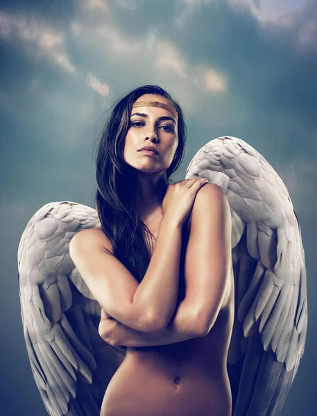 Pura belleza angelical. Tiro de un ángel hembra contra el cielo. — Foto de Stock
