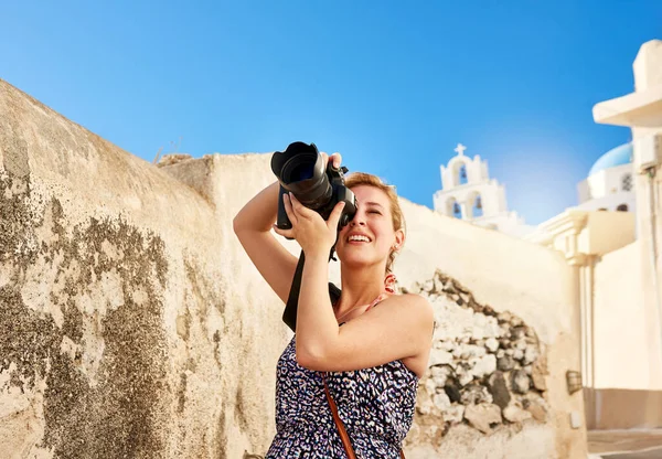Zachytit svět. Snímek veselé mladé ženy fotografování oblasti venku během dne. — Stock fotografie