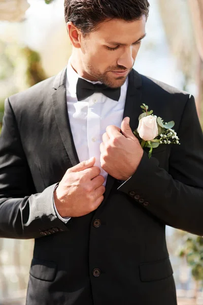 Giyindim ve evlenmeye hazırım. Yakışıklı bir gencin kendini toparlayıp düğün gününde dışarıda hazırlanması.. — Stok fotoğraf