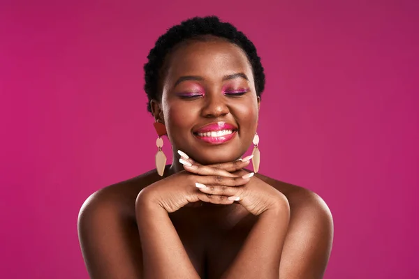 Reina a tiempo completo y soñadora a tiempo parcial. Estudio de una hermosa joven posando sobre un fondo rosa. — Foto de Stock