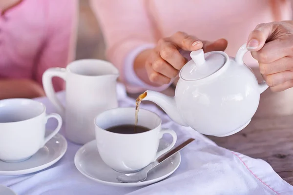 Le thé est une sagesse liquide. Tourné d'une femme versant du café. — Photo