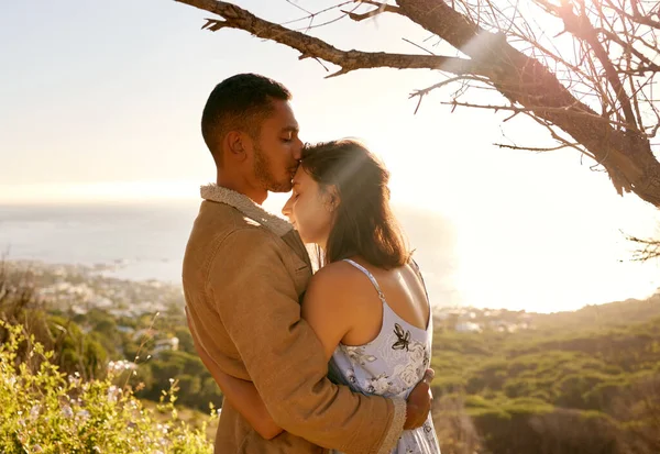 Puisse ce moment durer éternellement. Tourné d'un jeune couple embrassant l'un l'autre lors d'une date à l'extérieur dans la nature. — Photo