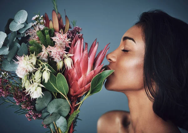 Квіти відображають те, хто ми є. Обрізаний знімок красивої молодої жінки, що пахне букетом квітів . — стокове фото