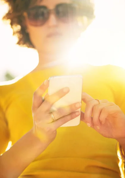 Diga o que quiser com tecnologia inteligente. Tiro cortado de uma jovem mulher irreconhecível usando um smartphone fora. — Fotografia de Stock