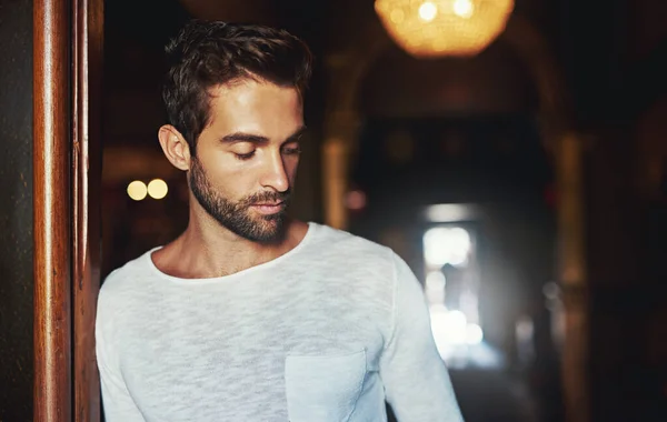 Francamente casual y guapo. Foto de un hombre guapo vestido con ropa casual posando en una puerta. —  Fotos de Stock