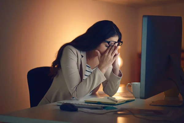 Non ce la faccio piu '. Girato di una giovane donna d'affari che sperimenta tensione durante una tarda notte al lavoro. — Foto Stock