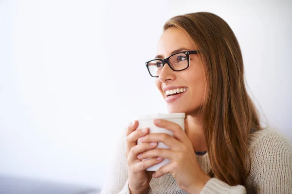 Güne bir fincan kahveyle başlıyorsun. Evde kahve içen genç bir kadının fotoğrafı.. — Stok fotoğraf